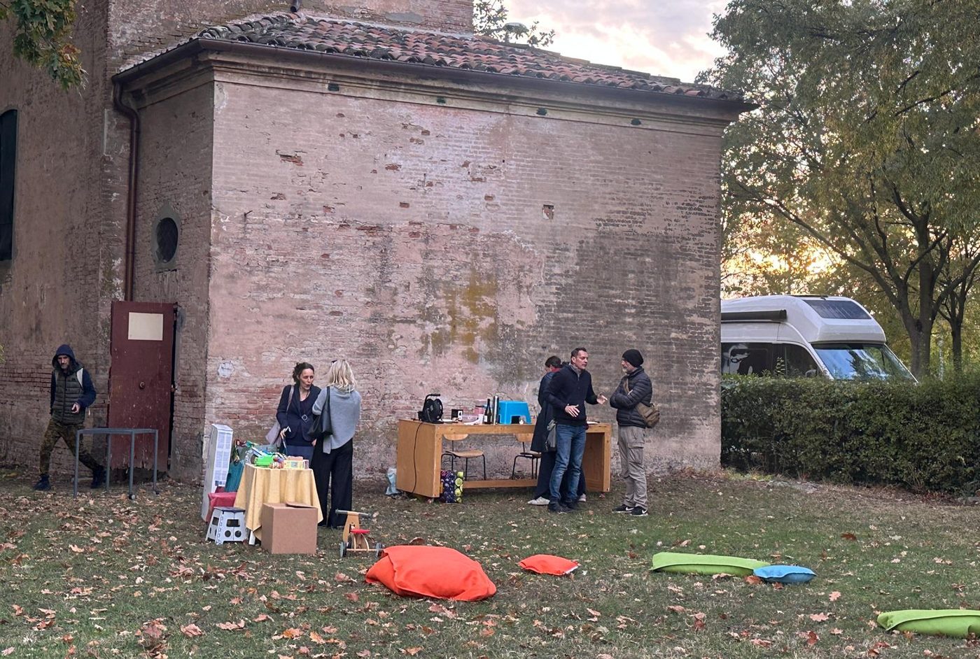 Il pomeriggio accanto al LabOratorio del Cuore, con i cuscini colorati sul prato