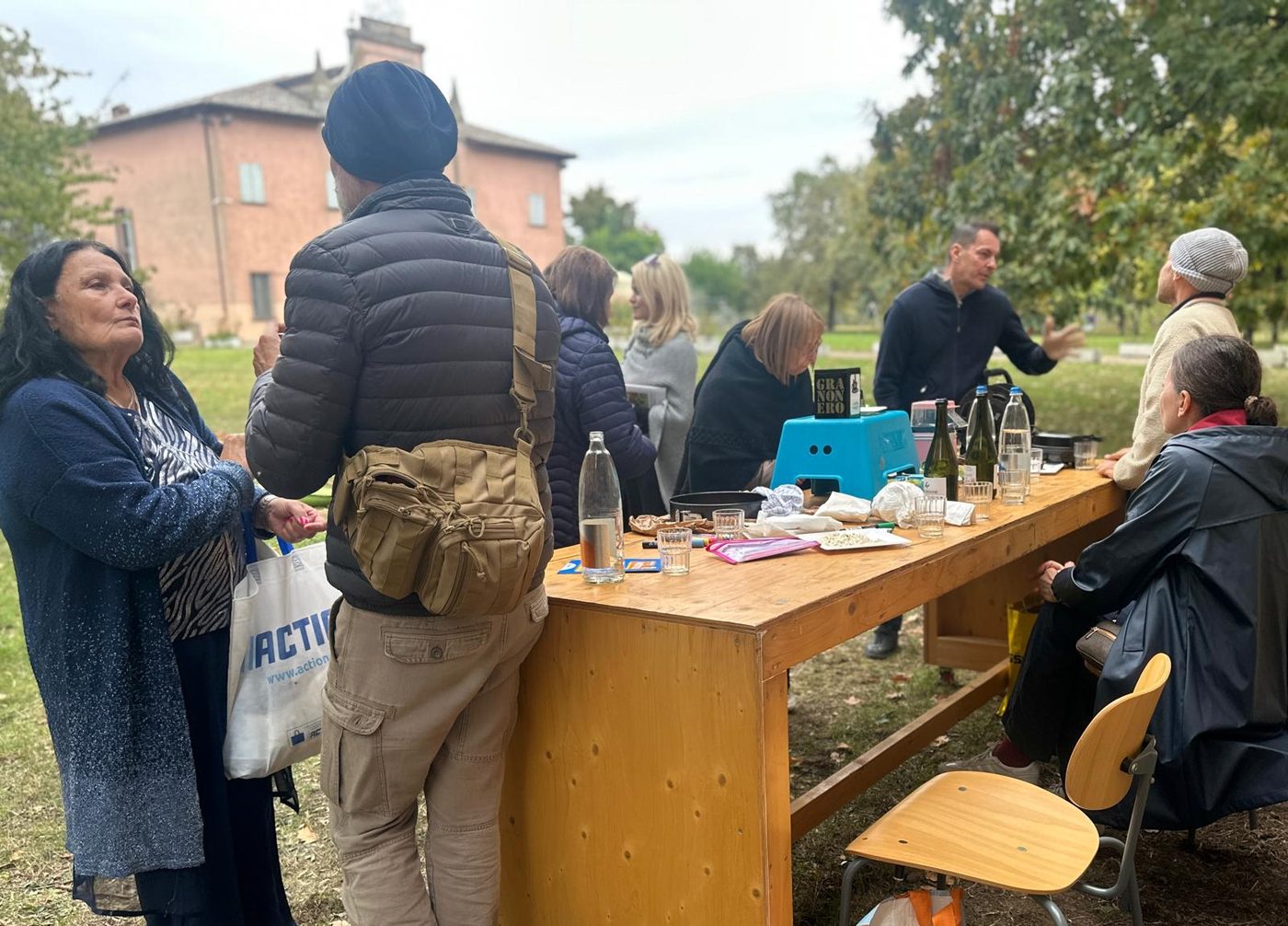 Il grande tavolo di legno del LabOratorio, dove ci si ferma a bere qualcosa e a chiacchierare